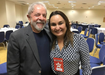 Flora Izabel faz homenagem a Lula pelo título de cidadania de Paris